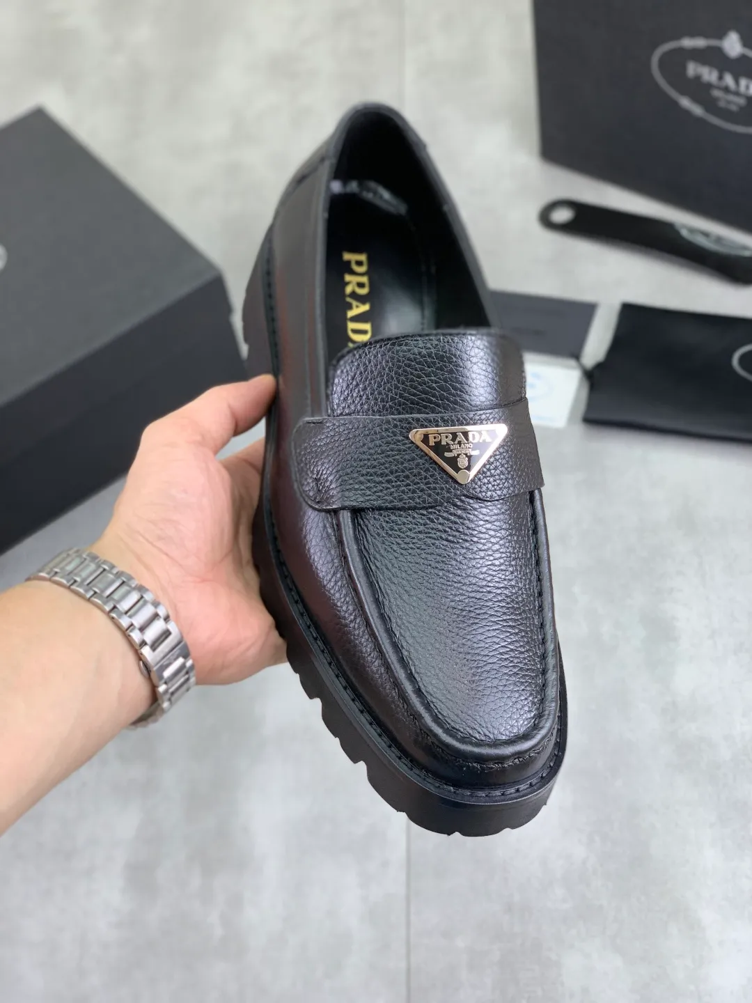 Men's shoes 💰P520 New PRADA Prada spring new casual leather shoes Original purchase, development and production Prada men's classic series, technical breathable fabrics with cowhide, casual sports shoes, casual shoes, sports dad shoes combine high-tech breathable materials and cowhide, P family exclusive button decoration on the side. The outsole is full of P italic design and bright colors to show vitality and continue the brand design inspiration. Stroll around the city lightly and feel free and comfortable. Delivered in exquisite packaging 🛍📦 ▪️Material: original customized calfskin with breathable material ▪️Inner lining: cowhide lining ➕cowhide feet ▪️Outsole: open-molded TPU rubber material ▪️Sole thickness: 3.5CM ▪️Size: Men's 38-44 (45 can be customized) Multiple colors available